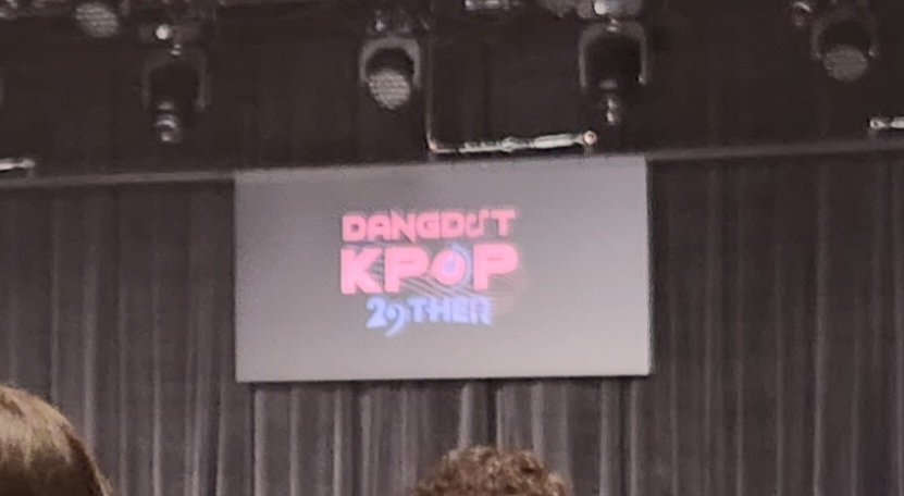 도녀기, 유녕이 보니 좋네🫠
셀피님 거의 한국의 송가인인줄 ㅋㅋ 노래 진짜 잘하신다.
일렬로 놓인 의자 때문에 시야는 망했지만.. 
내 시야야 언제 어디서나 망해🥲