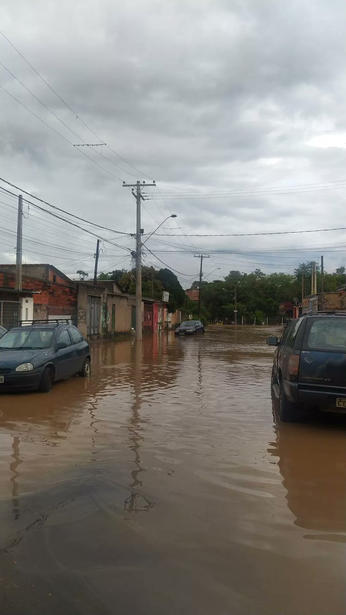 A PM batendo e prendendo pessoas que estavam manifestando contra a privatização é criar uma ilusão? Larissa postou essa foto antes de morrer de LEPTOSPIROSE por causa da precarização do saneamento que querem privatizar pra obter lucro. Isso também é disputa de narrativa?
