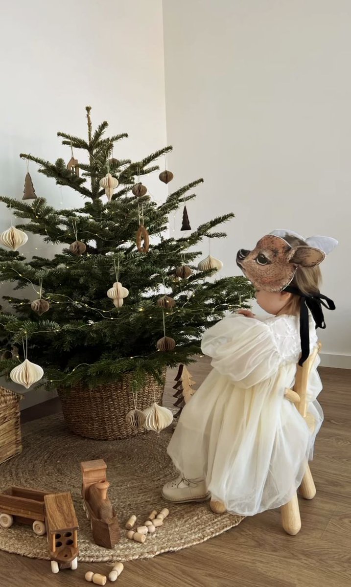 . ✿ 
        自立した女の子。
𝙾𝚗𝚎 𝚘𝚏 𝚍𝚊𝚍𝚍𝚒𝚎𝚜 𝚍𝚊𝚛𝚕𝚒𝚗𝚐𝚜 𝚠𝚊𝚜 𝚕𝚞𝚌𝚔𝚢 𝚎𝚗𝚘𝚞𝚐𝚑 𝚝𝚘 𝚙𝚛𝚎𝚙𝚊𝚛𝚎 𝚜𝚘𝚖𝚎𝚝𝚑𝚒𝚗𝚐 𝚜𝚙𝚎𝚌𝚒𝚊𝚕. — ❝ Aprovechando que me sobraron adornos, ayudamos a la chiquita con su arbolito independiente. ❞