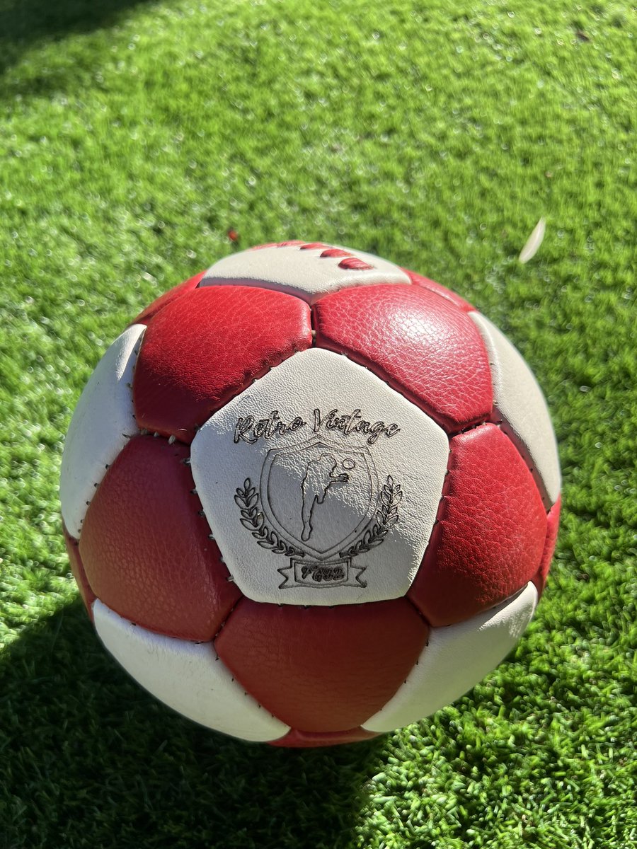 RetroVintage32's tweet photo. Balón #RetroVintage en colores rojo y blanco. 

Hecho y cosido a mano por un artesano de segunda generación. 100% piel auténtica y único, porque cada balón es diferente y guarda toda la esencia del fútbol Retro Vintage ❤️🤍⚽️❤️🤍
https://t.co/OWjFkXIcZH

#Balón #Piel #HechoAMano https://t.co/rz0if1rBy3