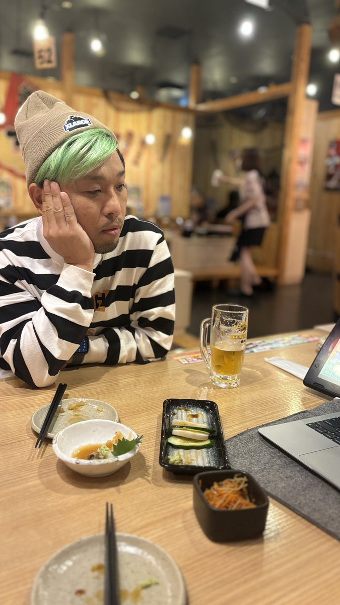 動画コンテストに応募しようってことで打ち合わせしてる。
飲みながら。