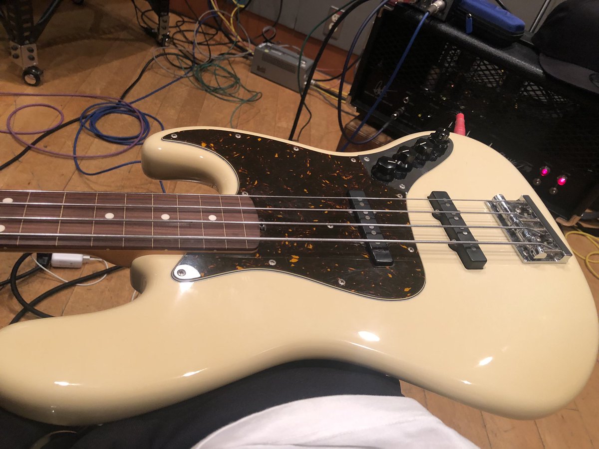 teppeikawasaki's tweet photo. フレットレスベース。写真だと分かりづらいけど元は綺麗なオリンピックホワイト。今はかなり焼けて黄色がかった感じに。この意図的じゃ無い自然さがかっこいい。
#sadowskytyo
#フレットレスベース
#フレットレス https://t.co/wmi33tXvkL