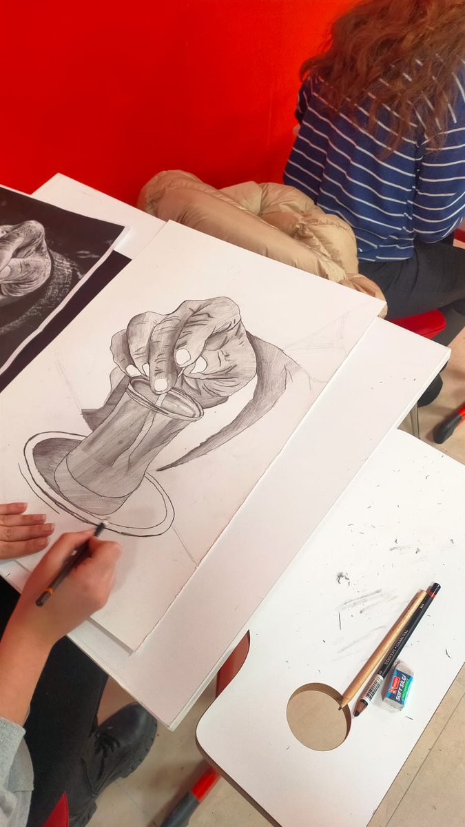 Ağızdan çıkan söz anlam bulur, zihinde yer bulan öge kalemden dökülünce çizim olur.Pamukkale  yurdumuzda  resim kursu öğrencilerimizin katılımıyla devam ediyor.
<a href="/omer_ilman/">Ömer İlman</a> <a href="/vildanbasbug/">Vildan Basbug 🟢 🇹🇷</a> <a href="/GSB_Denizli/">Denizli Gençlik ve Spor İl Müdürlüğü</a>