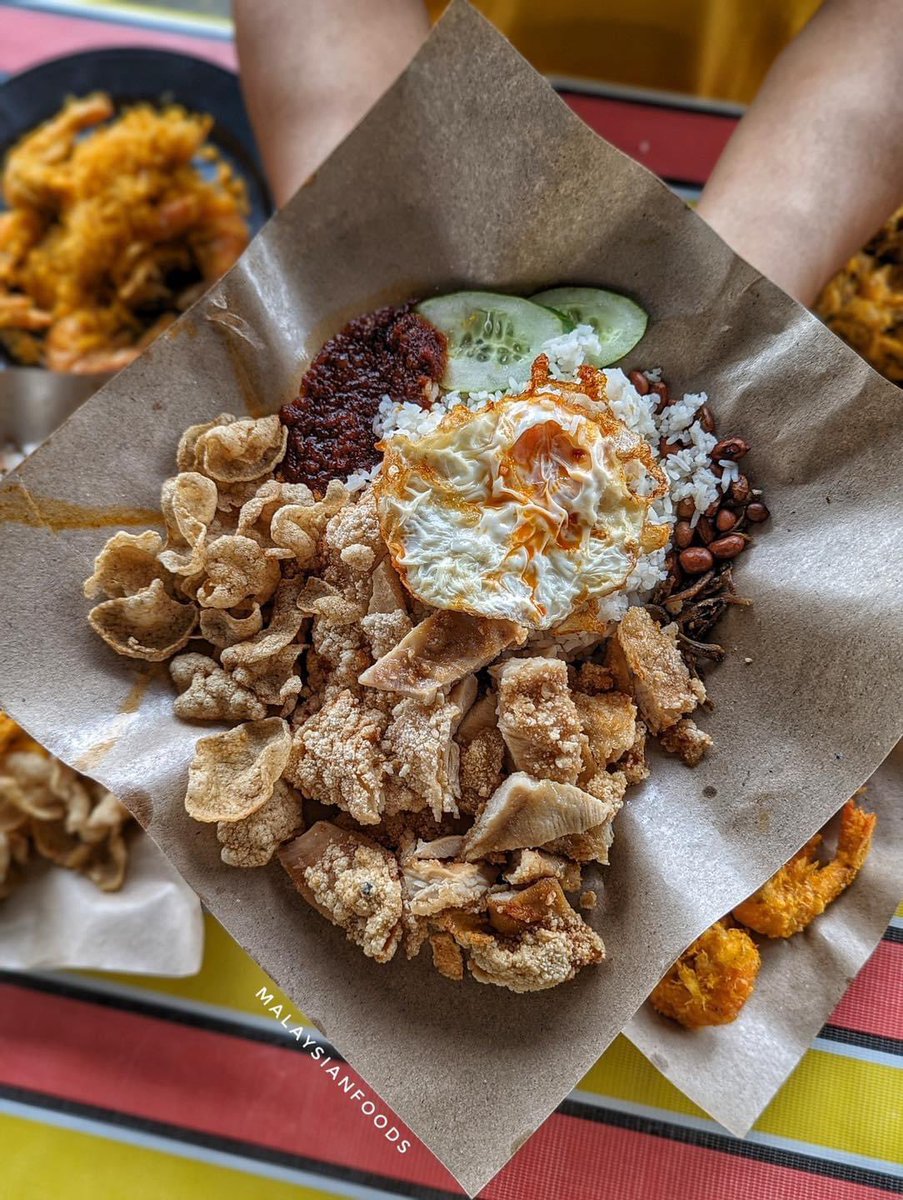 MalaysianFoods's tweet photo. Port Nasi Lemak Kukus Sotong/Udang/Ayam dan celup-celup tepung VIRAL Resepi Terengganu dekat "Tasik Biru, Sg buloh selangor"

Kalau Nak makan celup tepung Ganu dah tak perlu lagi ulang alik ke Terengganu, di Sungai Buloh pun ada

Dekat sini boleh Melantak sotong, udang ,ikan celop tepung !Boleh makan puas2 kenyang 3 hari..Portion dekat sini penuh memang penuh satu pingan boleh makan sampai 2-3 orang. Pilihan sos, Sos ori Ganu (sos kepok) dan Sos Thai 

【Tok'Bah Celup Tepung Viral 】
Lokasi : Foodcourt Tasik Biru, Celup Tepung Viral Tokbah, Kundang, Sg buloh ,Selangor (Bersebelahan Anjung D Tasek Biru)