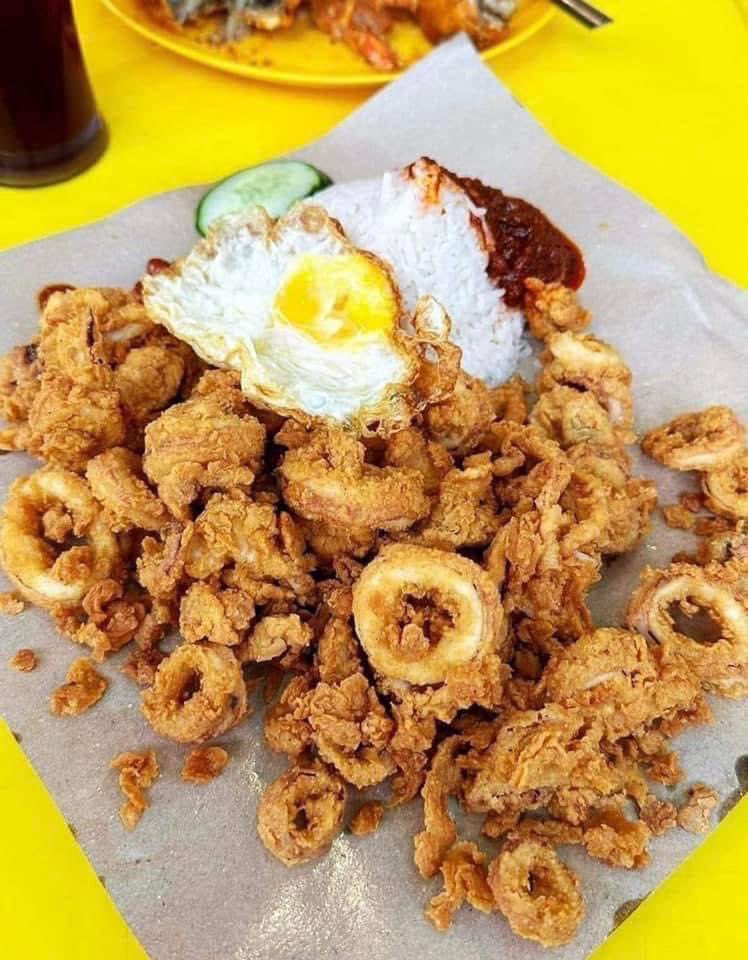 MalaysianFoods's tweet photo. Port Nasi Lemak Kukus Sotong/Udang/Ayam dan celup-celup tepung VIRAL Resepi Terengganu dekat "Tasik Biru, Sg buloh selangor"

Kalau Nak makan celup tepung Ganu dah tak perlu lagi ulang alik ke Terengganu, di Sungai Buloh pun ada

Dekat sini boleh Melantak sotong, udang ,ikan celop tepung !Boleh makan puas2 kenyang 3 hari..Portion dekat sini penuh memang penuh satu pingan boleh makan sampai 2-3 orang. Pilihan sos, Sos ori Ganu (sos kepok) dan Sos Thai 

【Tok'Bah Celup Tepung Viral 】
Lokasi : Foodcourt Tasik Biru, Celup Tepung Viral Tokbah, Kundang, Sg buloh ,Selangor (Bersebelahan Anjung D Tasek Biru)