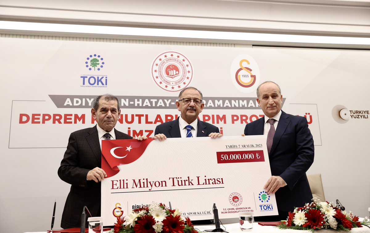 mehmetozhaseki's tweet photo. Çevre, Şehircilik ve İklim Değişikliği Bakanlığımız ile ülkemizin en büyük ve köklü kulüplerinden biri olan Galatasaray Spor Kulübü arasında; 

📌Hatay’da 100, 
📌Adıyaman’da 100 ve 
📌Kahramanmaraş'ta 100 konut olmak üzere toplam 3⃣0⃣0⃣ konutun inşasını içeren bir protokol imzaladık. Konutlarımızı tamamladıktan sonra bir mahallemize, Galatasaray Mahallesi adını vereceğiz.

Galatasaray camiasına; Türk sporumuza katkılarının yanı sıra, deprem bölgemize gösterdikleri bu örnek hassasiyet için teşekkür ediyorum.

6 Şubat depremlerinden etkilenen şehirlerimizi, inşallah devlet millet el ele vererek en kısa sürede ayağa kaldıracağız.
