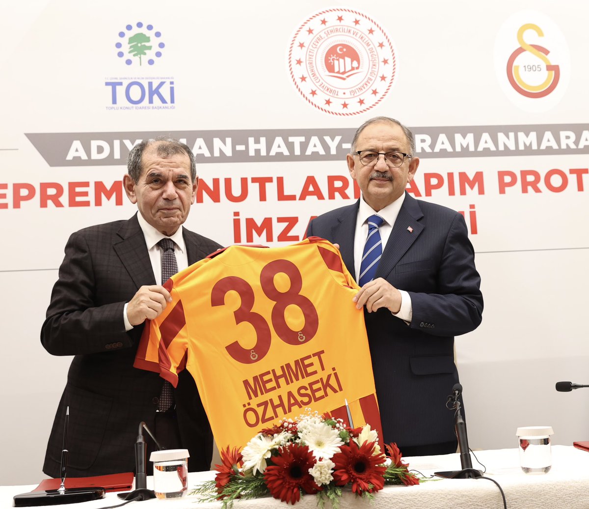 mehmetozhaseki's tweet photo. Çevre, Şehircilik ve İklim Değişikliği Bakanlığımız ile ülkemizin en büyük ve köklü kulüplerinden biri olan Galatasaray Spor Kulübü arasında; 

📌Hatay’da 100, 
📌Adıyaman’da 100 ve 
📌Kahramanmaraş'ta 100 konut olmak üzere toplam 3⃣0⃣0⃣ konutun inşasını içeren bir protokol imzaladık. Konutlarımızı tamamladıktan sonra bir mahallemize, Galatasaray Mahallesi adını vereceğiz.

Galatasaray camiasına; Türk sporumuza katkılarının yanı sıra, deprem bölgemize gösterdikleri bu örnek hassasiyet için teşekkür ediyorum.

6 Şubat depremlerinden etkilenen şehirlerimizi, inşallah devlet millet el ele vererek en kısa sürede ayağa kaldıracağız.