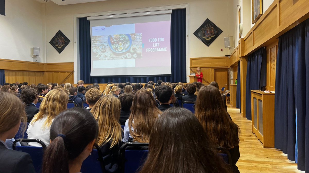 Thank you so much to @_nutritionguru Tina Lond-Caulk for coming in to talk to our Middle School pupils about the links between healthy eating and well being.🥗 Check out her website: shorturl.at/bjzH4 #LifeEducation #Pastoral