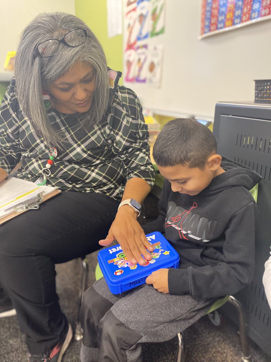bunche_elem's tweet photo. Kinder Dual Language classes setting the foundations of literacy through strong phonics instruction.

#somoslososos
#buildingbears
@_REACH_Network_ https://t.co/hEMY2eTpQC