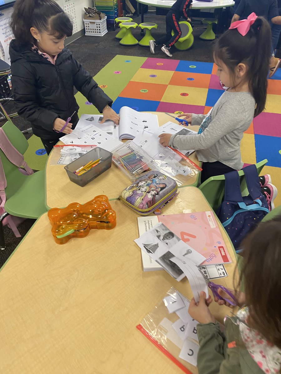 bunche_elem's tweet photo. Kinder Dual Language classes setting the foundations of literacy through strong phonics instruction.

#somoslososos
#buildingbears
@_REACH_Network_ https://t.co/hEMY2eTpQC