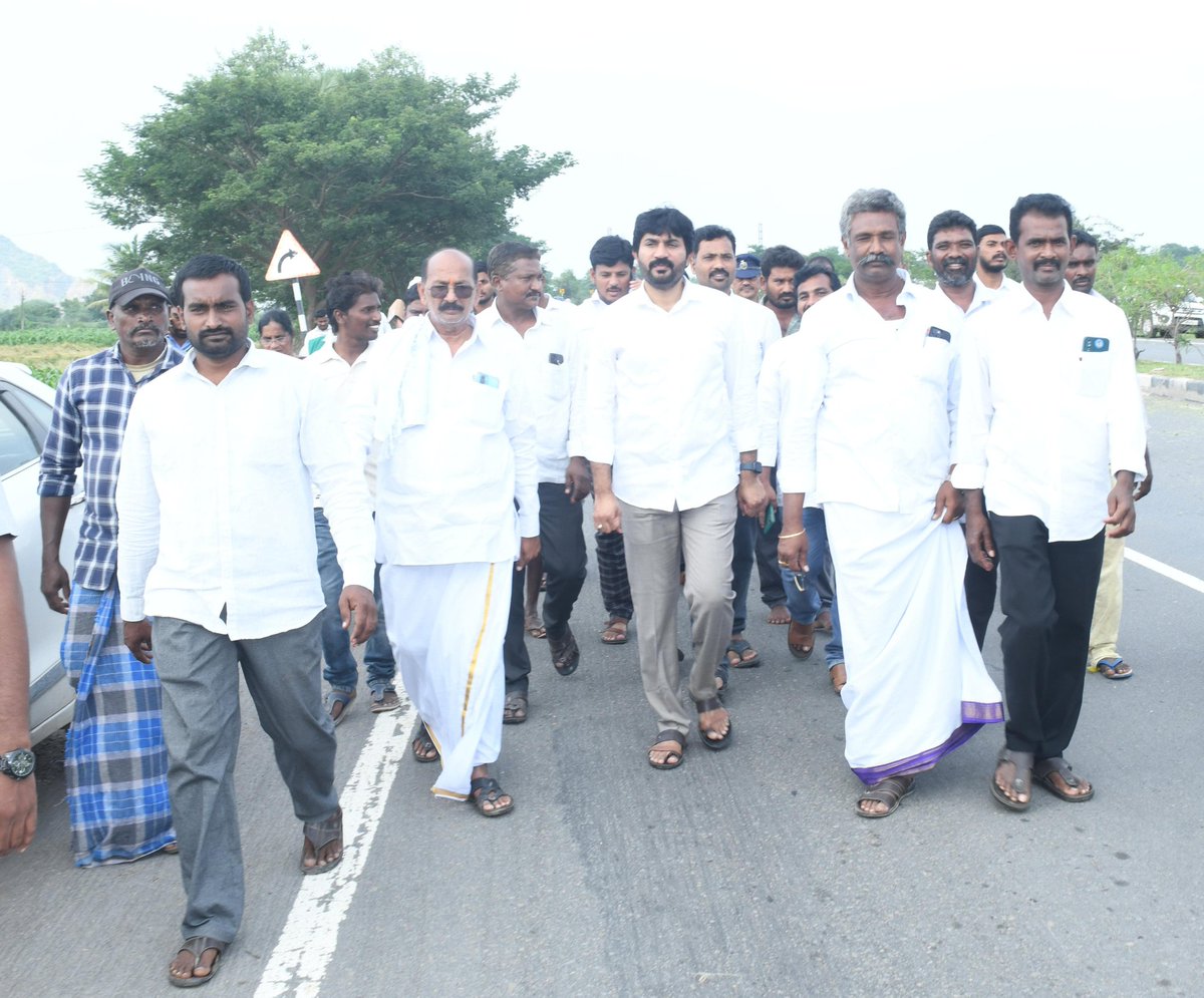 KCBachina's tweet photo. 👉మిచాంగ్ తుఫాను ప్రభావంతో కురిసిన భారీ వర్షాలకు అద్దంకి నియోజకవర్గంలోని సంతమగులూరు మండలంలోని కొమ్మలపాడు,సజ్జాపురం గ్రామాల్లో మరియు బల్లికురవ మండలంలోని S. L గుడిపాడు, కొప్పెరపాడు గ్రామాల్లో దెబ్బతిన్న వరి, చెరుకు, మొక్కజొన్న, అరటి పంటలను పరిశీలించి (1/3) https://t.co/ZBJF50anIj