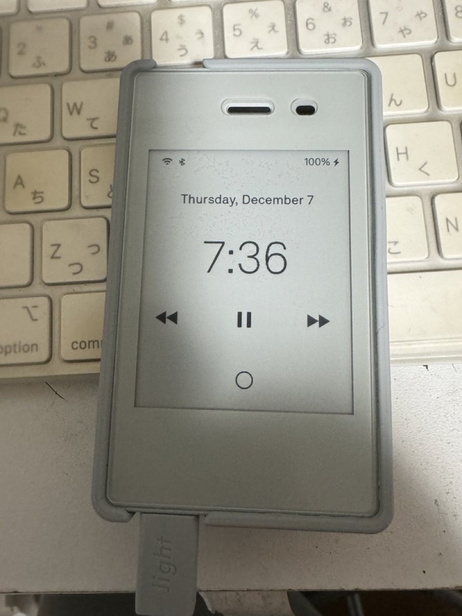 takafumireboot's tweet photo. アメリカの友人に買って送ってもらった「Light Phone 2」ネットでも検索し、購入方法を模索しているが、日本への発送はないが、日本のバンドには対応している。単に言語が日本語は大変だから抜いたって感じ。英語が読めるので別に苦労なし、WEBからすべて設定するすぐれもの。
#lightphone2 https://t.co/Longd1mERT