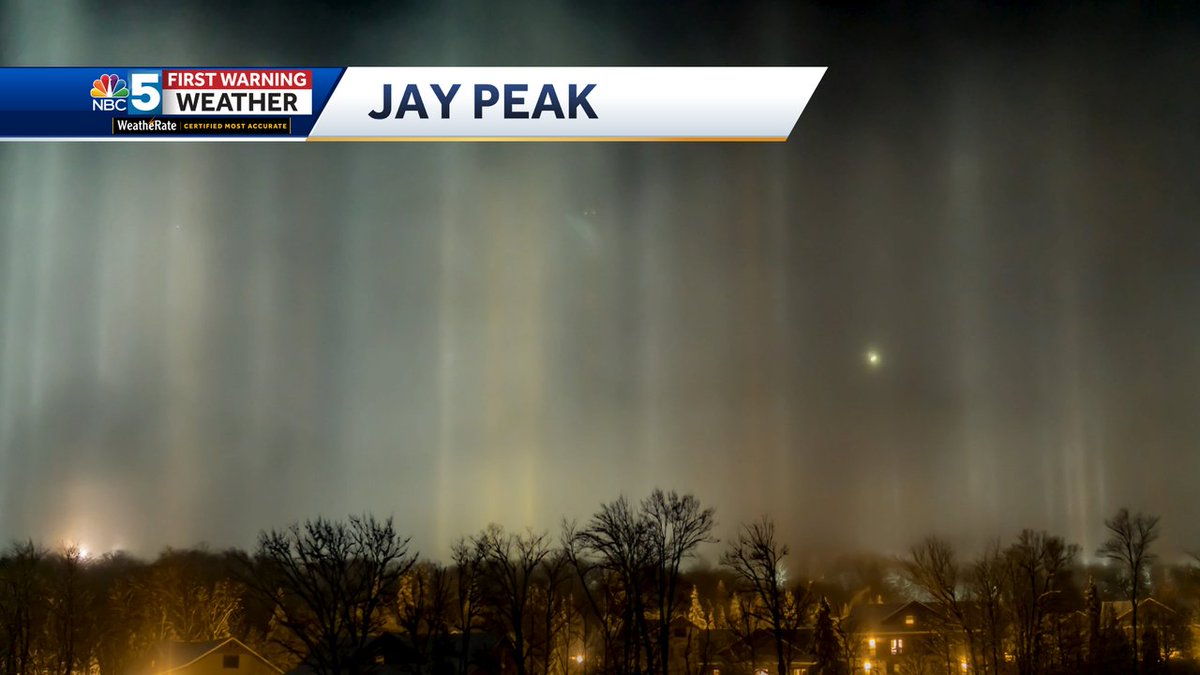 What a start to our morning! Check out these LIGHT PILLARS over Jay Peak 🌟 

These beams of light are seen during frigid temperatures are due to the reflection of light through ice crystals suspended in the air. #vtwx #lightpillars #wxtwitter