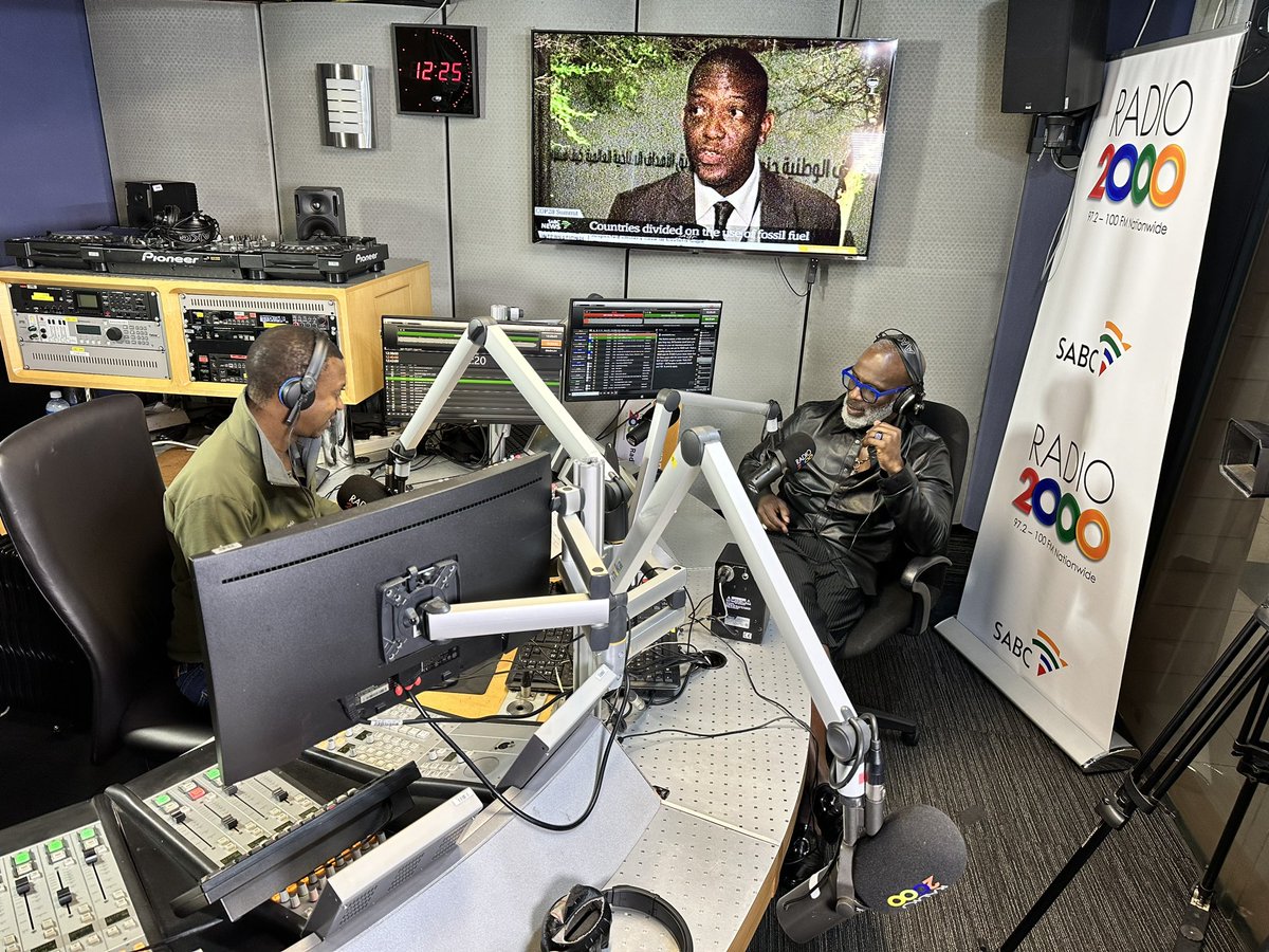 Radio2000_ZA's tweet photo. IN STUDIO | #TheRoyalPlayground
With @DavidMashabela
The king is joined by the legend himself @BebeWin29240395
Catch the stream live on Facebook:
https://t.co/GtE7jUzFIo
#Radio2000
#WhoHasTheBestMusicCollection https://t.co/aOwdn0zT0K