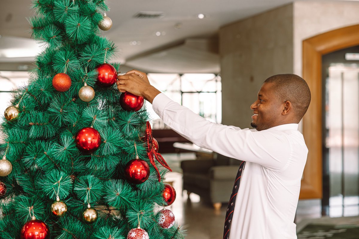 HotelVIPMoz's tweet image. Chegou a hora de deixar a magia do Natal contagiar os nossos corações de luz e felicidade. 

E como família que somos, cada colaborador deu um toque de si na montagem do cenário natalino. ♥️

#natal #christmastree #vipfamily #mozambique #enfeitesnatal #natal2023 #vipvibes