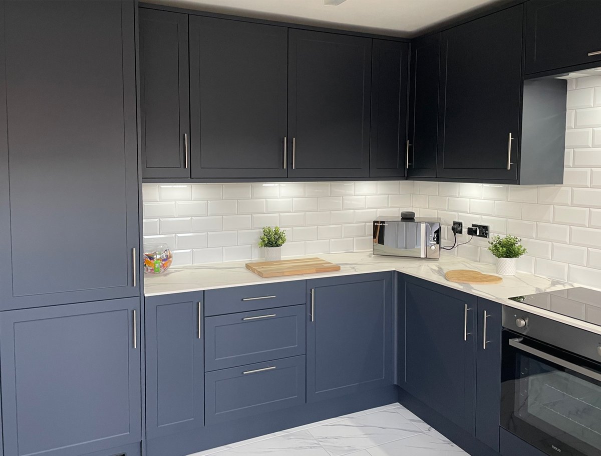 BenchmarxUK's tweet photo. If you need purr-suading that the Cambridge Midnight Blue kitchen range is for you then take it from this satisfied customer! π»
#BenchmarxKitchens #BlueKitchen #BlueKitchens #ShakerKitchen https://t.co/TIUSOokJME