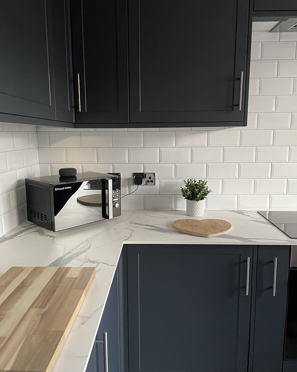 BenchmarxUK's tweet photo. If you need purr-suading that the Cambridge Midnight Blue kitchen range is for you then take it from this satisfied customer! π»
#BenchmarxKitchens #BlueKitchen #BlueKitchens #ShakerKitchen https://t.co/TIUSOokJME
