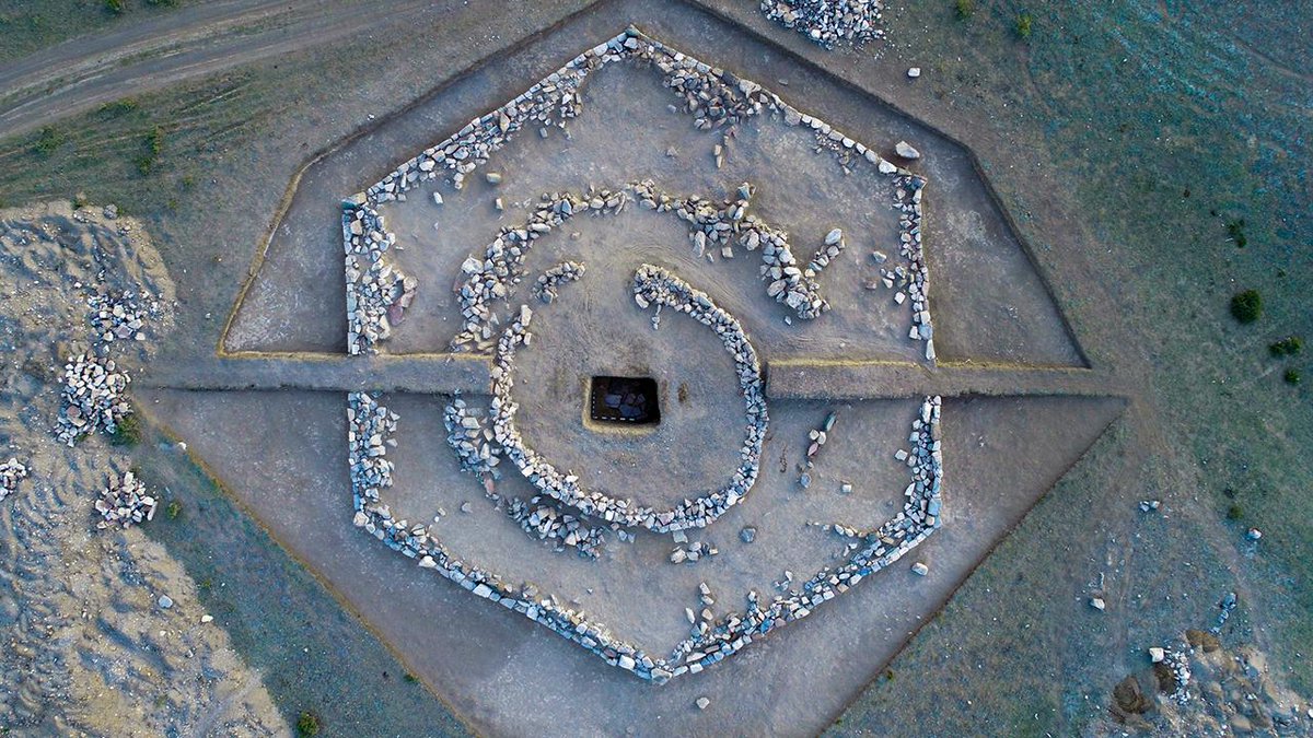 Kazakistan’da 3 bin 800 yıllık altıgen Türk kurganı keşfedildi.