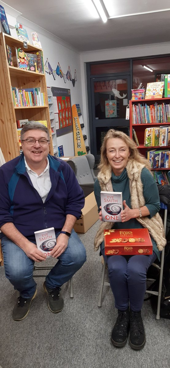 It was a privilege to host a chat with @evecsmith last night @FourbearsBooks Loads of insightful, informative & inspiring advice. Though I've spotted one thing she didn't mention that separates a pro writer from us amateurs - don't cover up the book title in the photos!!