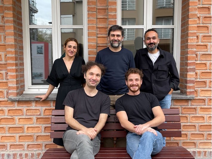 halilsimsek24's tweet photo. Emin Alper bu kez tiyatro rejisinde... Dostoyevski’nin aynı adlı eserinden uyarlanan ÖTEKİ, 12 Ocak’ta prömiyer yapıyor. 🎭 https://t.co/eystlum4qF
