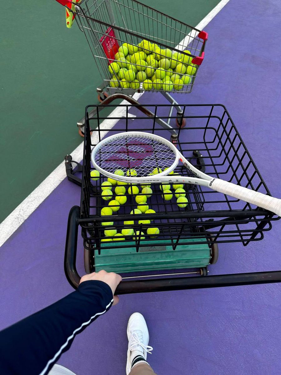 rem49er's tweet image. Today's weather is perfect for playing tennis🎾🥳