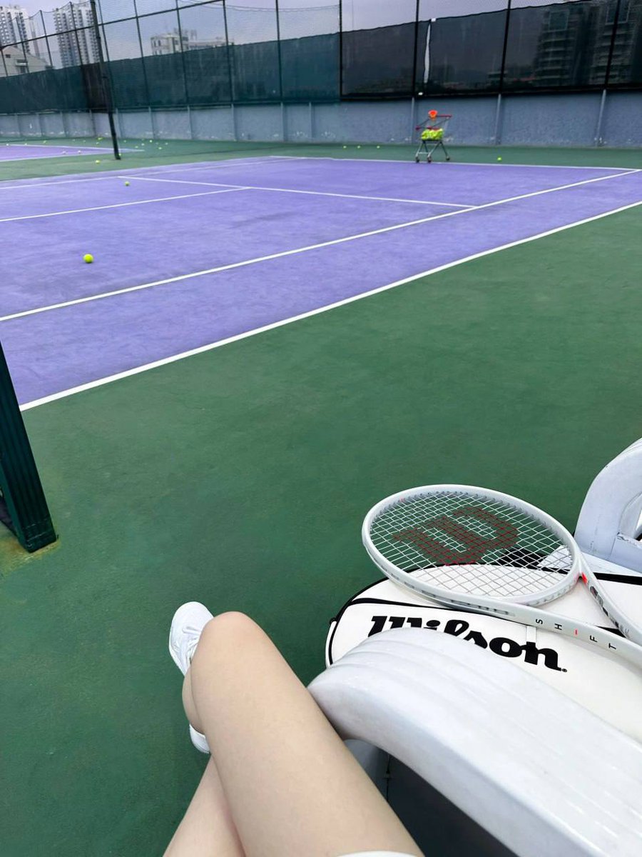 rem49er's tweet image. Today's weather is perfect for playing tennis🎾🥳