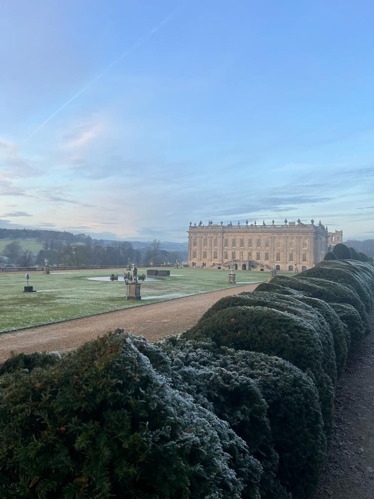 An absolutely stunning image of @ChatsworthHouse looking majestic yesterday, snapped by #TeamSellicks' Sam on his day off. Beautiful all year round, but especially at #Christmas.
