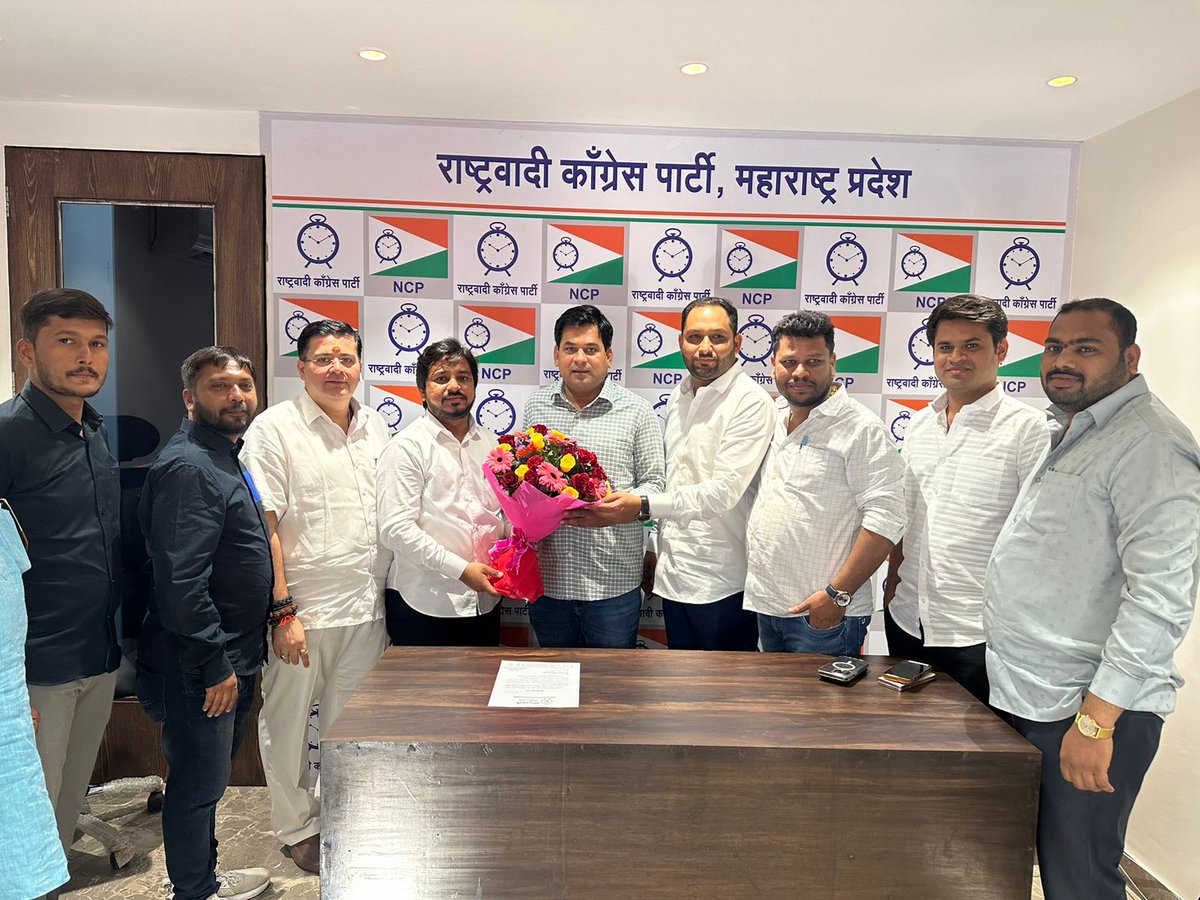 mahancpspeaks's tweet photo. राष्ट्रवादी काँग्रेस पार्टीचे प्रदेशाध्यक्ष मा. खा. सुनिल तटकरे यांच्या मान्यतेने व राष्ट्रवादी युवक काँग्रेसचे प्रदेशाध्यक्ष सुरज चव्हाण यांच्या हस्ते राष्ट्रवादी युवक काँग्रेसच्या भिवंडी शहराध्यक्ष पदी श्री. आसिफ खान यांची नियुक्ती करण्यात आली. 

पक्ष संघटन बळकट करण्यासाठी श्री. कुवारी यांचे सहकार्य लाभेल असा विश्वास राष्ट्रवादी युवक काँग्रेसचे प्रदेशाध्यक्ष सुरज चव्हाण यांनी व्यक्त केला तसेच त्यांना पुढील वाटचालीसाठी शुभेच्छा दिल्या. यावेळी ठाणे जिल्हाध्यक्ष आनंद परांजपे, युवक प्रदेश सरचिटणीस अमर पाटील, युवक सरचिटणीस मोहसिन शेख, प्रदेश उपाध्यक्ष अक्षय गायकवाड, ठाणे युवक अध्यक्ष नित्यानंद वाघमारे, भिवंडी शहर उपाध्यक्ष श्रीकांत शेट्टी व कार्यकर्ते उपस्थित होते.

@SunilTatkare
@surajvchavan
@paranjpe_anand
#NCP #ncpspeaksoffcial #घड्याळ_तेच_वेळ_नवी