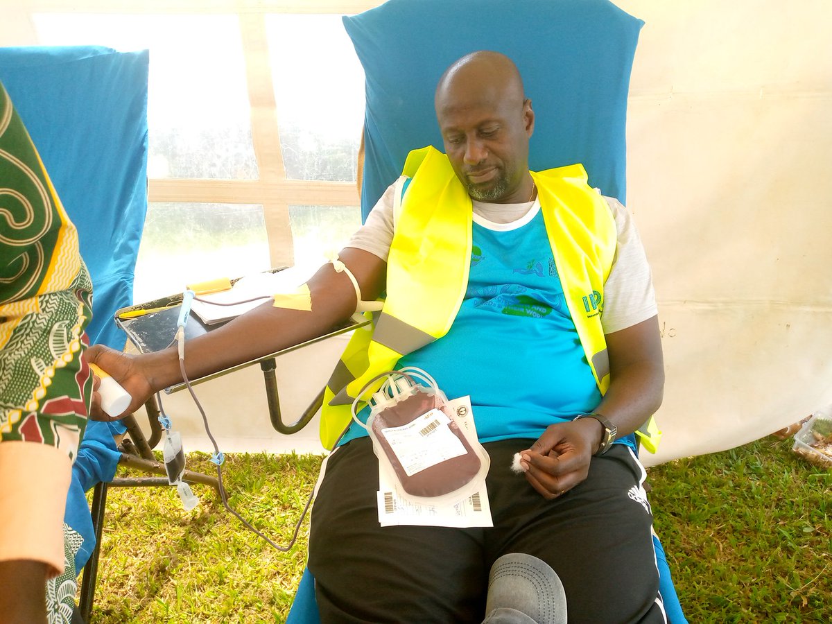 IntegratedOrg's tweet image. ED NCHRD-U donating blood, he demonstrates good leadership in advocating for Human rights