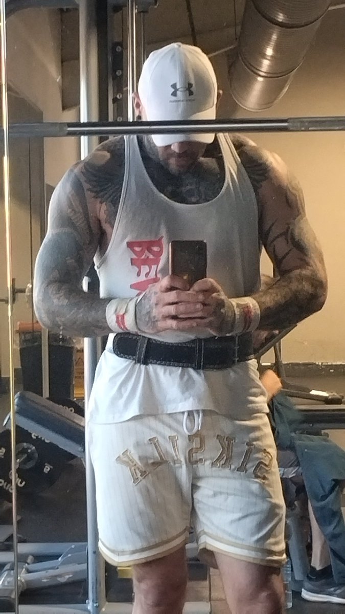 LeighInked's tweet photo. Come serve your KING!!! Tribute the one you worship and wish you could touch, kiss and smell!!! #cashmaster #alpha #alphagod #cashpigs #cashfags #findom #footfetish #sweatfetish #masturbation #straightalpha https://t.co/xB6UQlsNOp