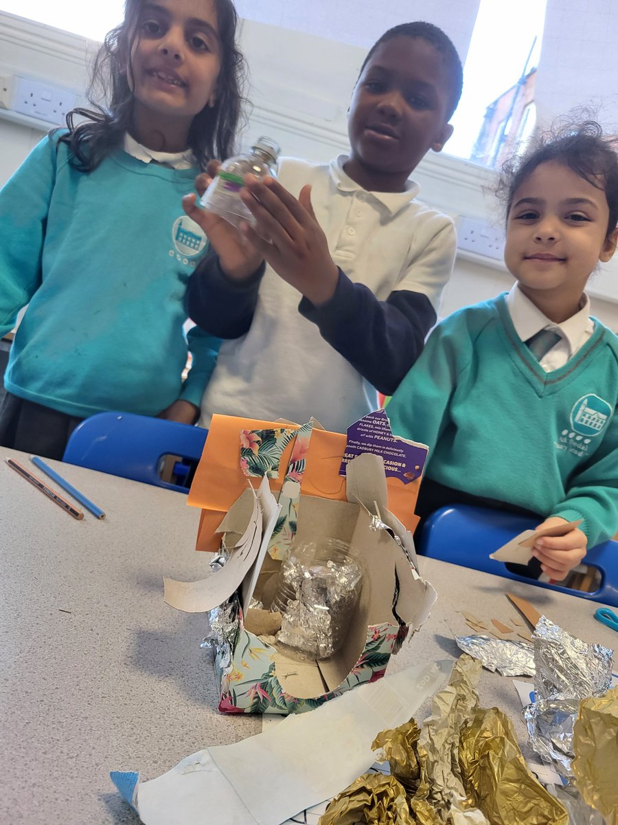 MrsKellyWalsh's tweet photo. Year 2 consolidated all their learning about materials in science to....MAKE A BOAT 🚢 

They absolutely loved building their boats. Using their knowledge of water proof materials with a side helping of team work 🤝🏻.

The big question is did they float 🤔💦 #year2 @arktindal https://t.co/rVngQtdtdT