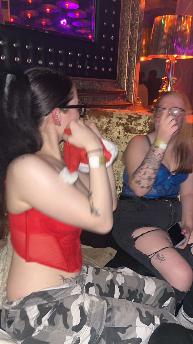 Rougeybby's tweet photo. Im hot, ppl always pose with me https://t.co/8eIIg38Hr0