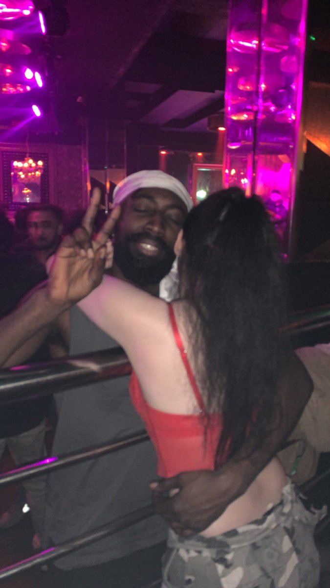 Rougeybby's tweet photo. Im hot, ppl always pose with me https://t.co/8eIIg38Hr0