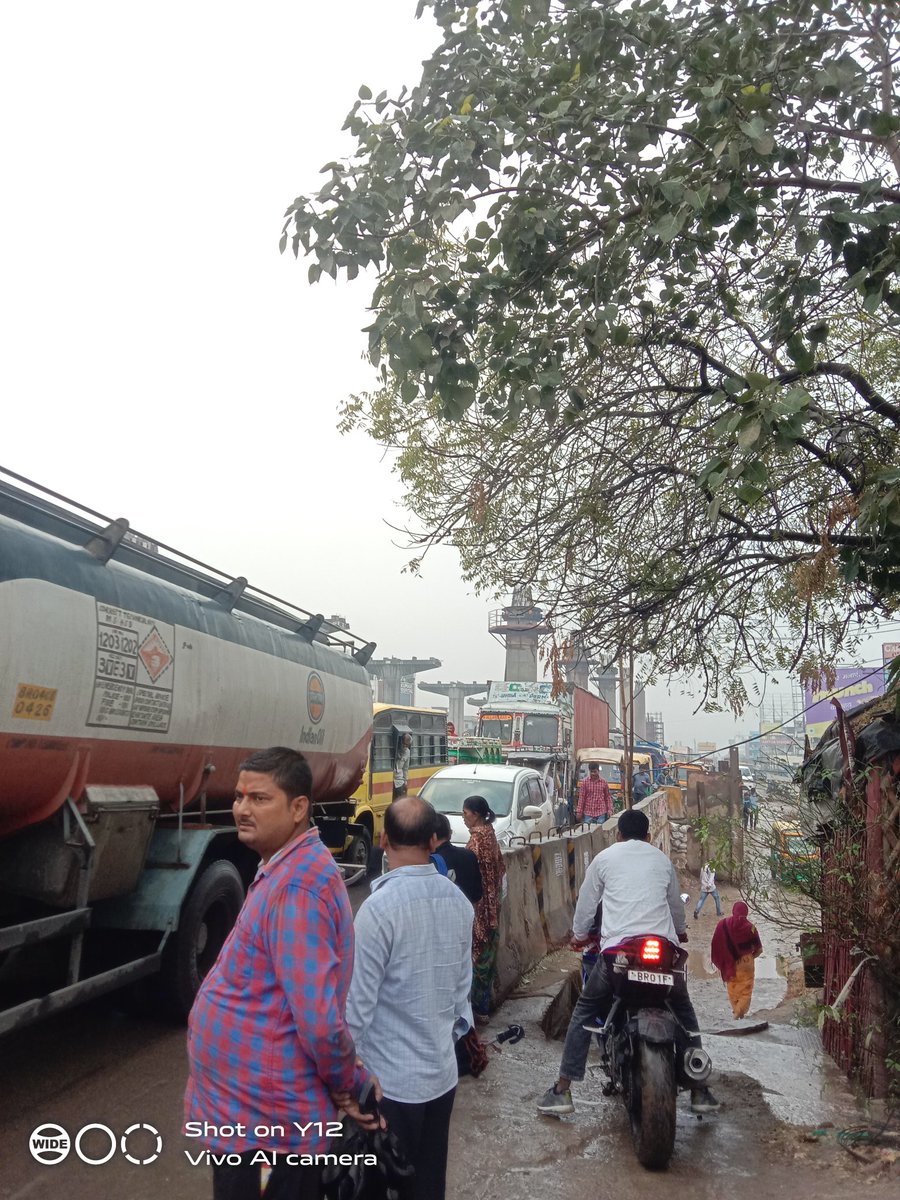 P1. - Jaam in Pana Bypass
Pathetic condition of patna traffic. Waiting for school bus since 3PM. It is now 4.30 PM but bus not reached from Jaganpura crossing to Khemnichak. Its distance is not more than 500 mter .