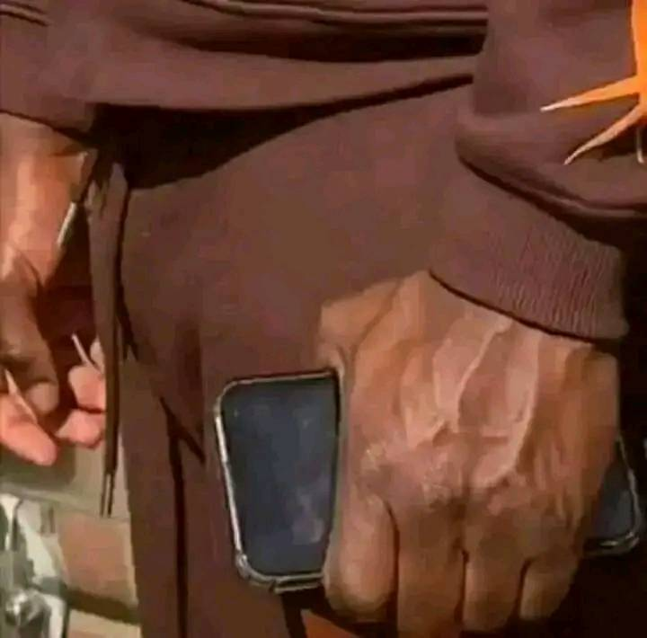 Peguy_Certifie's tweet photo. QUEL EST CET ENDROIT, OU A TON ARRIVÉE... T'ES OBLIGÉ DE TENIR TON TÉLÉPHONE AINSI ? https://t.co/S72aTAPoLw