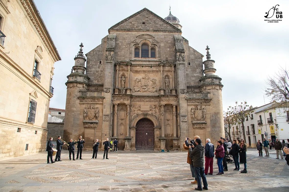 Fest_UbedaBaeza's tweet photo. Fantástico pasacalles por #Úbeda con @regalada_la

Recuerda que esta tarde a las 19:30 horas habrá pasacalles en #Baeza.

📍 Punto de reunión: Plaza del Pópulo (junto a la Fuente de los Leones).

Entrada libre. https://t.co/PUGZi4N4pK