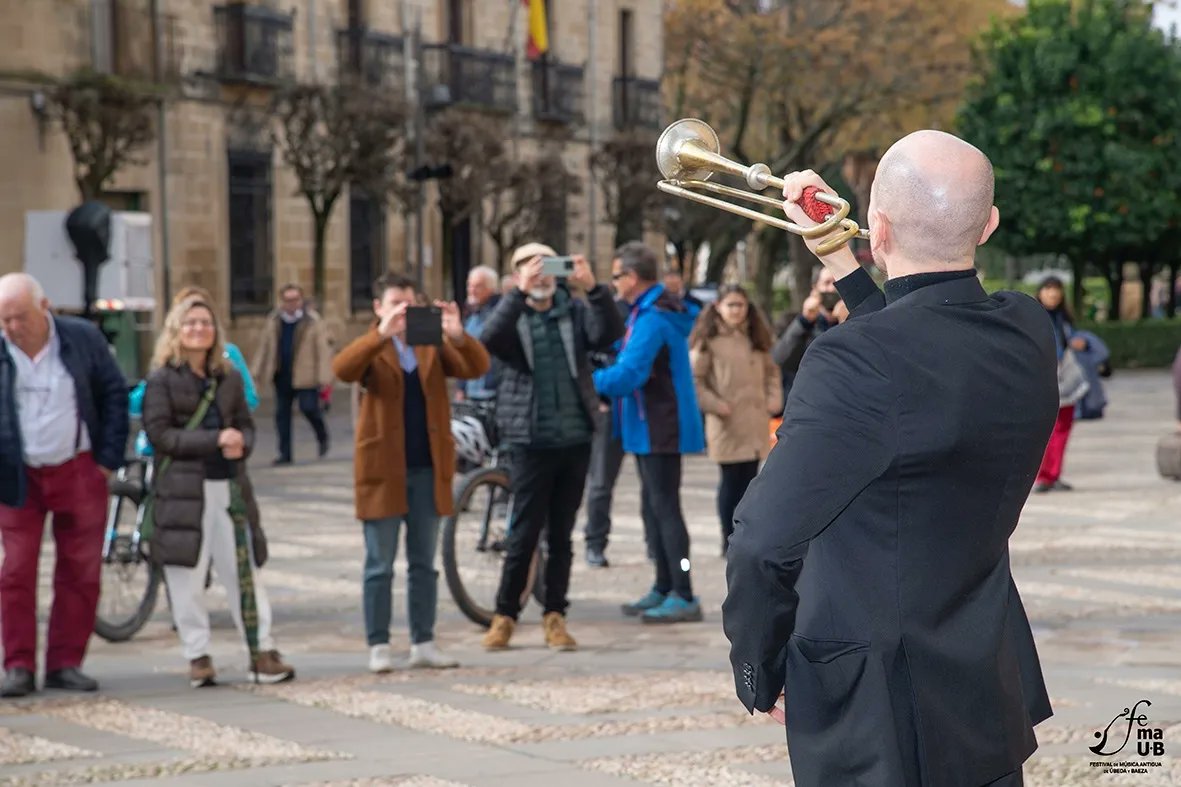 Fest_UbedaBaeza's tweet photo. Fantástico pasacalles por #Úbeda con @regalada_la

Recuerda que esta tarde a las 19:30 horas habrá pasacalles en #Baeza.

📍 Punto de reunión: Plaza del Pópulo (junto a la Fuente de los Leones).

Entrada libre. https://t.co/PUGZi4N4pK