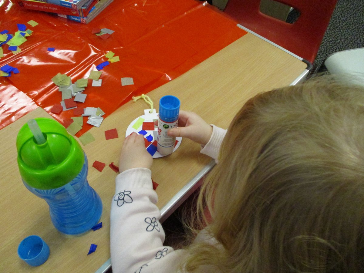 LancsLibraries's tweet photo. Thank you to everyone who came along this morning to our Little Steps session at #KirkhamLibrary
We all had fun using our little fingers to stick little pieces on our baubles! 
They all look great!
#LancsLittleSteps https://t.co/F5pJKFWl0k