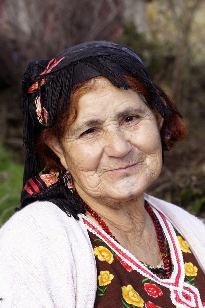 dzizouu's tweet photo. one thing about kabyle grandmas is that they serve when the see a camera https://t.co/rn3J2sYPMa