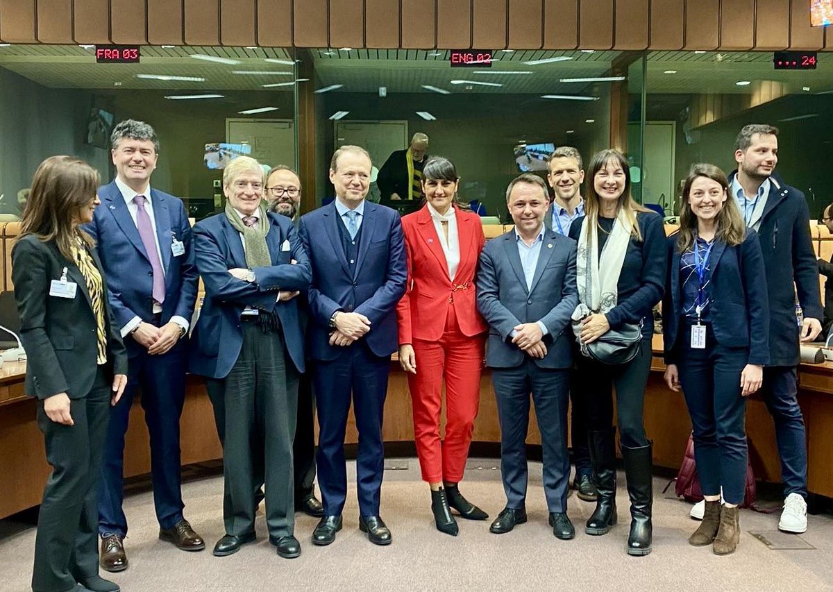 ElenaKountoura's tweet photo. Σπουδαίας σημασίας για την Ελλάδα είναι η υιοθέτηση στη διαπραγματευτική θέση του Ευρωκοινοβουλίου του αιτήματος μου για την εξασφάλιση της ανάπτυξης δικτύων πολύ υψηλής ταχύτητας ίντερνετ επόμενης γενιάς και με προσιτό οικονομικό κόστος, στην περιφέρεια και τα νησιά. 
Συμμετέχω στη διαπραγματευτική ομάδα του Ευρωπαϊκού Κοινοβουλίου, ως εισηγήτρια της πολιτικής μου ομάδας, στους τριλόγους μεταξύ του Κοινοβουλίου του Συμβουλίου και της Κομισιόν, για την “Πράξη για τις υποδομές Gigabit” που ξεκίνησαν και αναμένεται να ολοκληρωθούν στις αρχές του Φεβρουαρίου με την βελγική Προεδρία του Συμβουλίου.
#gigabit #internet #ΤΤΕ #EU 
https://t.co/7OTd5PHvC8