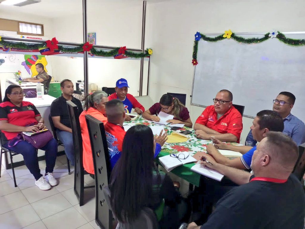 #VinculanteYVamosPalante 🇻🇪 desde el Edo. #Yaracuy, el EMA se reunió para canalizar las vías de distribución de alimentos, apoyándose del cronograma de atención, con la finalidad de cumplir con las directrices dadas para el fortalecimiento de la Guayana Esequiba.

TM  C