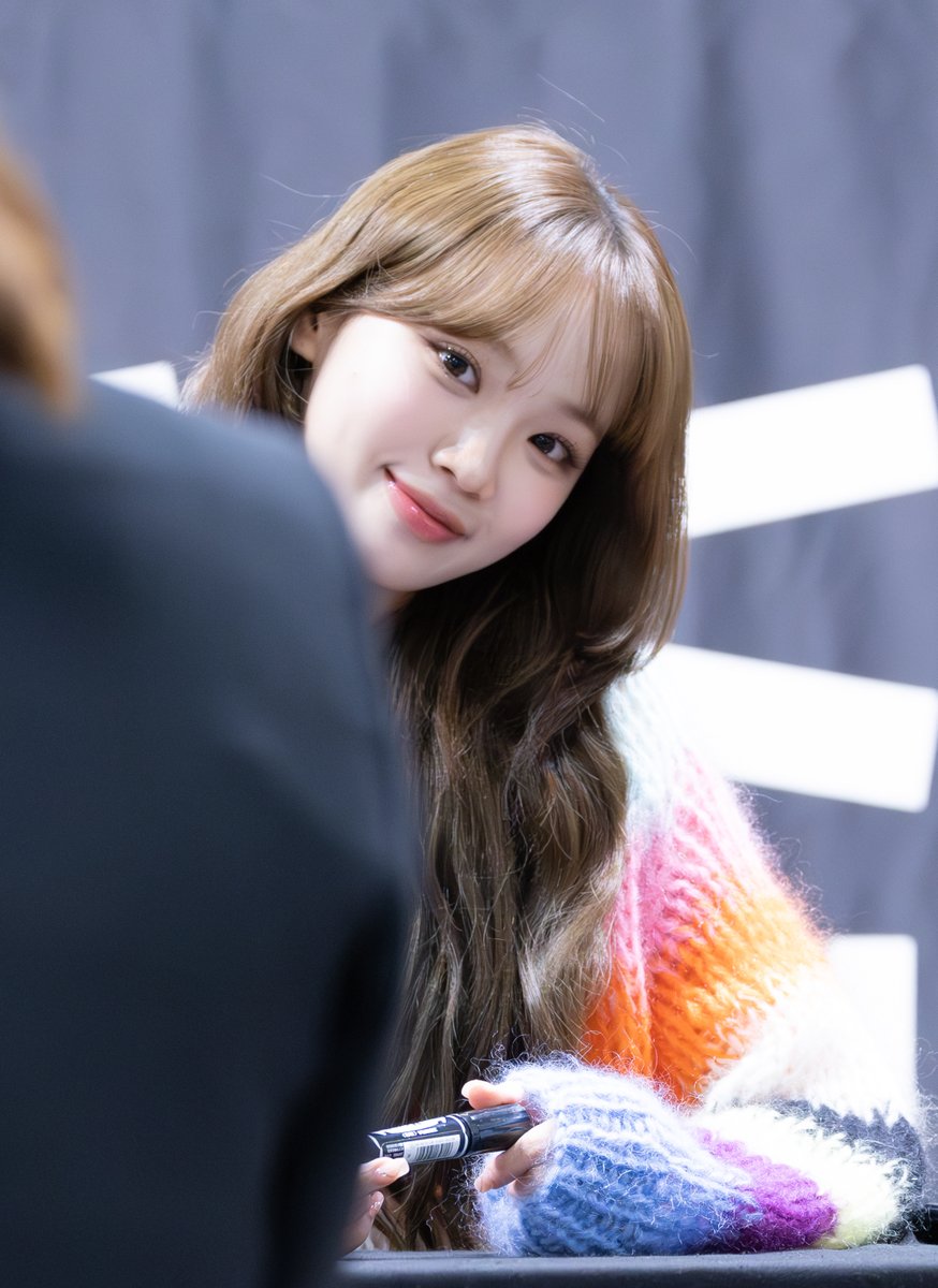 kimchaewonpics's tweet photo. the eye contact https://t.co/7CXsn4G8EL
