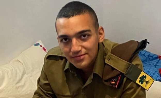 Laiba_Humanity's tweet image. ✴️ حماس مجاہدین کا اب تک کی سب سے بڑی کارروائی 🔥🔥🔥

🔴🔴 یہ گــــــدھـــا سوشل میڈیا میں پوسٹ لگا کر بڑے طمطراق کے ساتھ امریکا سے دجالی ریاست روانہ ہوا کہ میں غـــزہ جا کر "دہشت گردوں" کو سبق سکھادوں گا۔

🔴اسکا نام ایڈن الیگزینڈر ہے۔ اس نے گولانی بریگیڈ میں شمولیت اختیار کی۔…