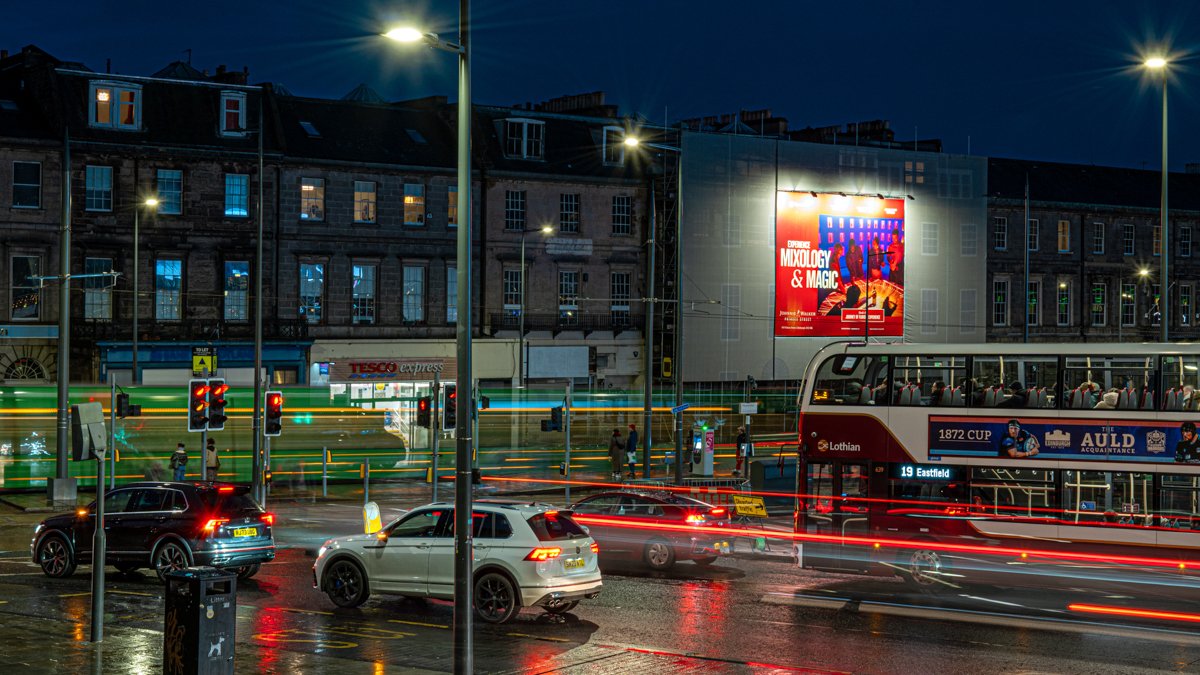 maximusmaximise's tweet photo. Making its return to Edinburgh, global leader in premium drinks @DiageoGB advertises its experiences in the heart of the bustling city. @TalonOOH @PHD_UK 

#OOH #outofhome #advertising #megabanner https://t.co/ooj8SlHcWT