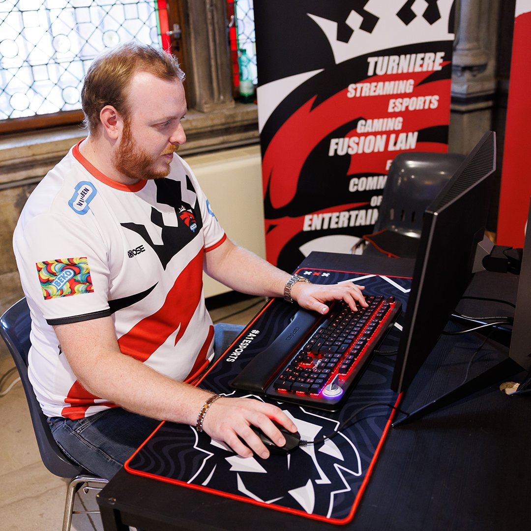 A1eSports_AT's tweet photo. Was für die Wunschliste 😍
Ihr habt gerufen und wir haben euch gehört - das neue A1 eSports Gaming Mousepad ist da! Erhältlich in Schwarz UND Weiß🔥
Das perfekte Weihnachtsgeschenk für euch oder eure Mates 🎁
⬇️ Jetzt exklusiv bei #MastersofMerch ⬇️
https://t.co/3t6bJICVXr https://t.co/EsHTtABF3U