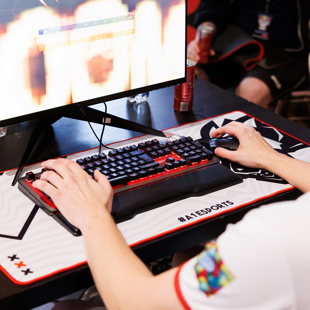 A1eSports_AT's tweet photo. Was für die Wunschliste 😍
Ihr habt gerufen und wir haben euch gehört - das neue A1 eSports Gaming Mousepad ist da! Erhältlich in Schwarz UND Weiß🔥
Das perfekte Weihnachtsgeschenk für euch oder eure Mates 🎁
⬇️ Jetzt exklusiv bei #MastersofMerch ⬇️
https://t.co/3t6bJICVXr https://t.co/EsHTtABF3U