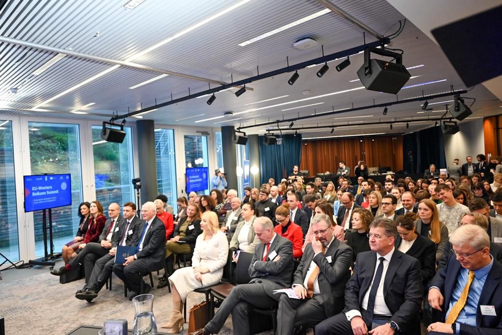 Bujar_O's tweet photo. 🗣️ Thick 🇪🇺 doors open at certain geopolitical moments ▶️ tdy we need to see strategic clarity on the side of #EU & #WB.
#MoreIntegrationBeforeMembership is a paradigm shift from the binary approach of the enlargement process.
@FriendsofEurope EU - WB Summit
#BalkansSummit https://t.co/njUVPgUPmv