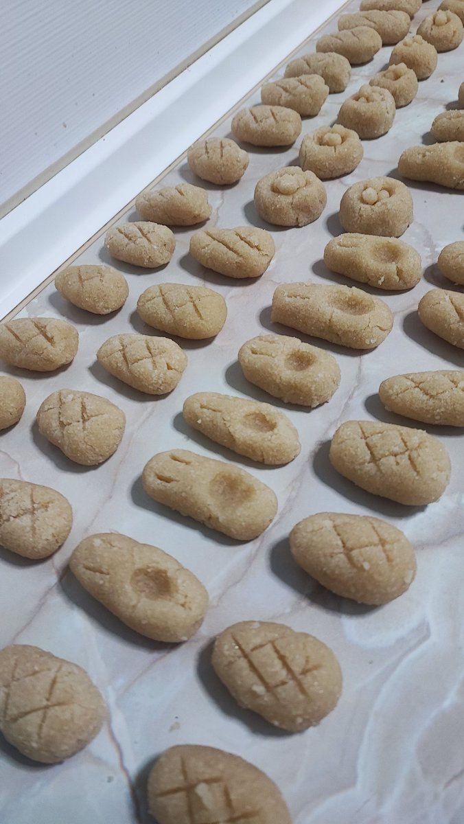 Escarabajano's tweet photo. Este año mi madre no ha podido hacer su mazapán. Lo hacía cada año para regalar (xq en casa no nos gusta) 

Era su tradición navideña y yo me voy a encargar de que esa tradición no se pierda nunca 

Me han dicho que sabe igual que el suyo. Eso me encanta y me acerca a ella ❤️ https://t.co/lxVrvBwm1R
