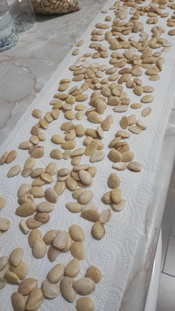 Escarabajano's tweet photo. Este año mi madre no ha podido hacer su mazapán. Lo hacía cada año para regalar (xq en casa no nos gusta) 

Era su tradición navideña y yo me voy a encargar de que esa tradición no se pierda nunca 

Me han dicho que sabe igual que el suyo. Eso me encanta y me acerca a ella ❤️ https://t.co/lxVrvBwm1R
