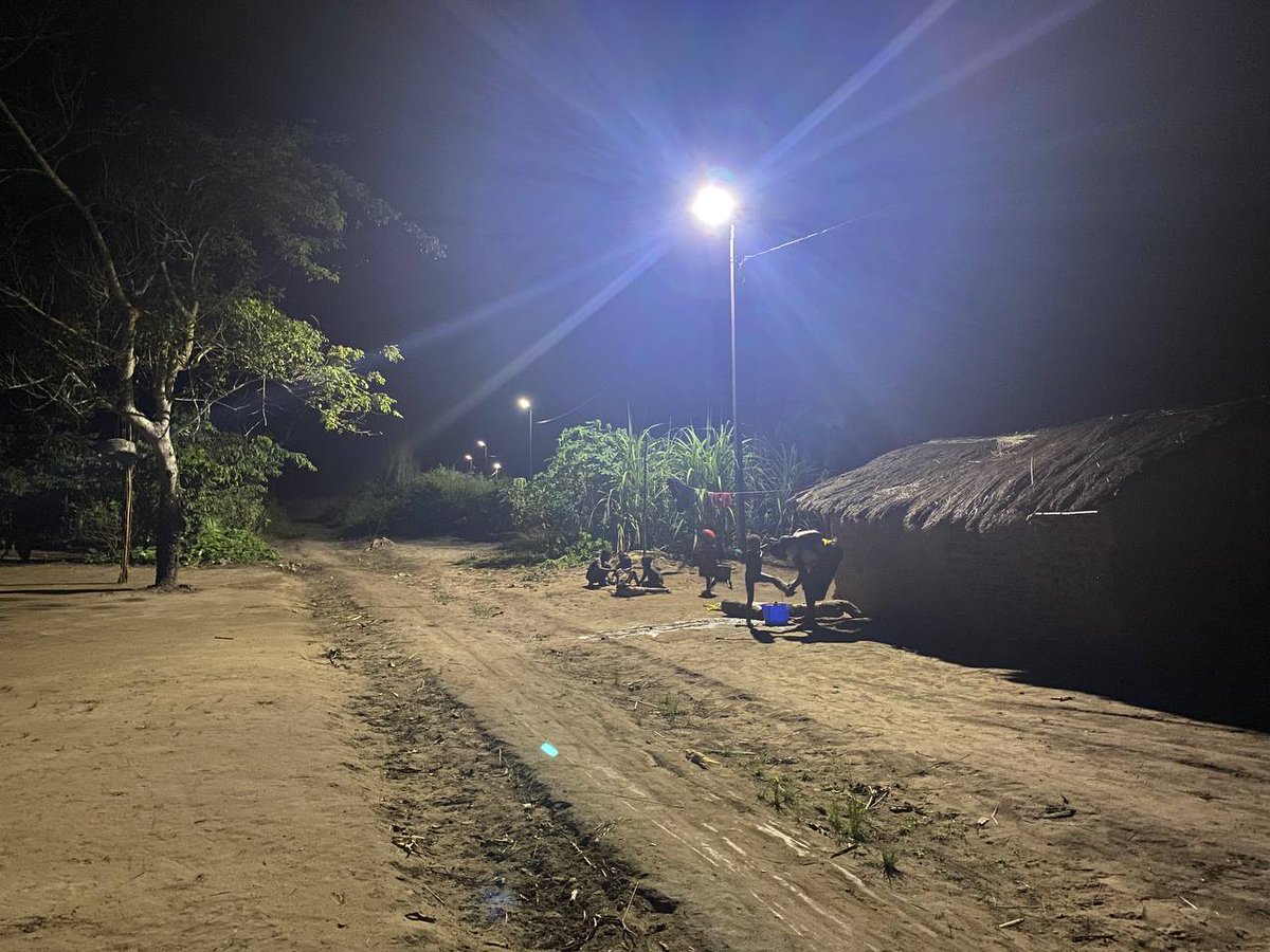 anser_rdc's tweet photo. #RDC⚡🚀L'électricité signe son entrée à Wembonyama📍(Lumumba-ville) grâce à la phase d'essai de la centrale solaire☀️. Les conclusions sont encourageantes : le lancement de l'éclairage public💡dans les grands artères et l'électricité⚡disponible dans les bâtiments emblématiques🔍 tels que la maison de notre 1er Premier Ministre Lumumba, la mairie🇨🇩 et quelques ménages environnants. 
#energiepourtous♻️ #electrificationrurale